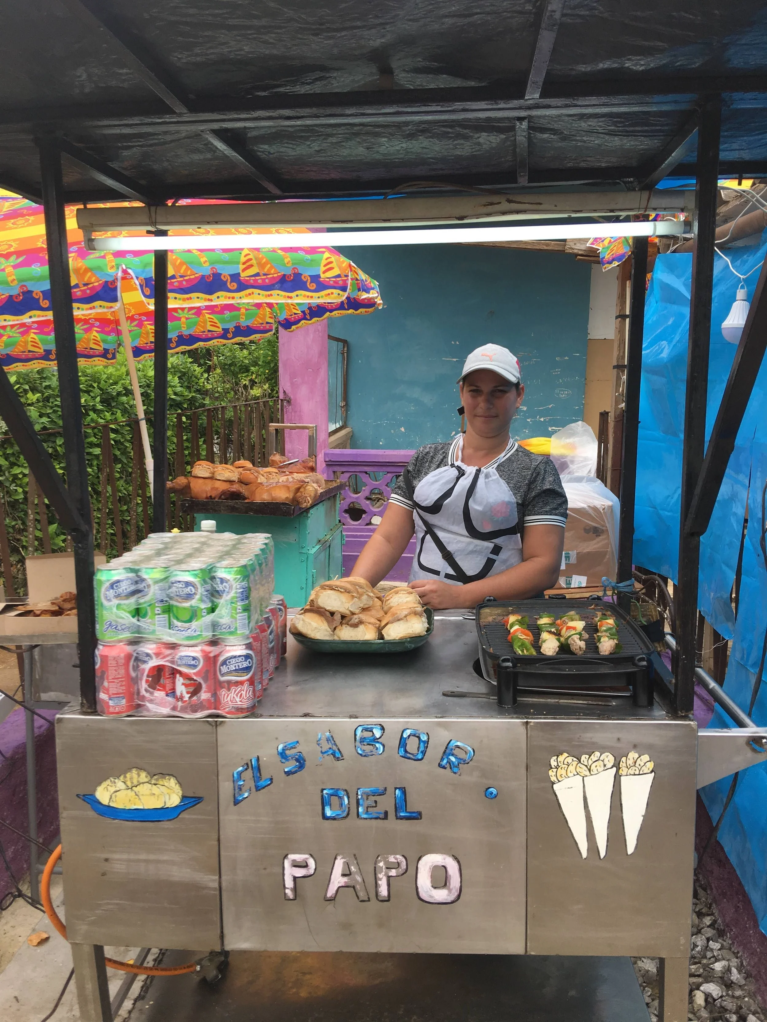 Selling pan con lichen in the streets of Havana