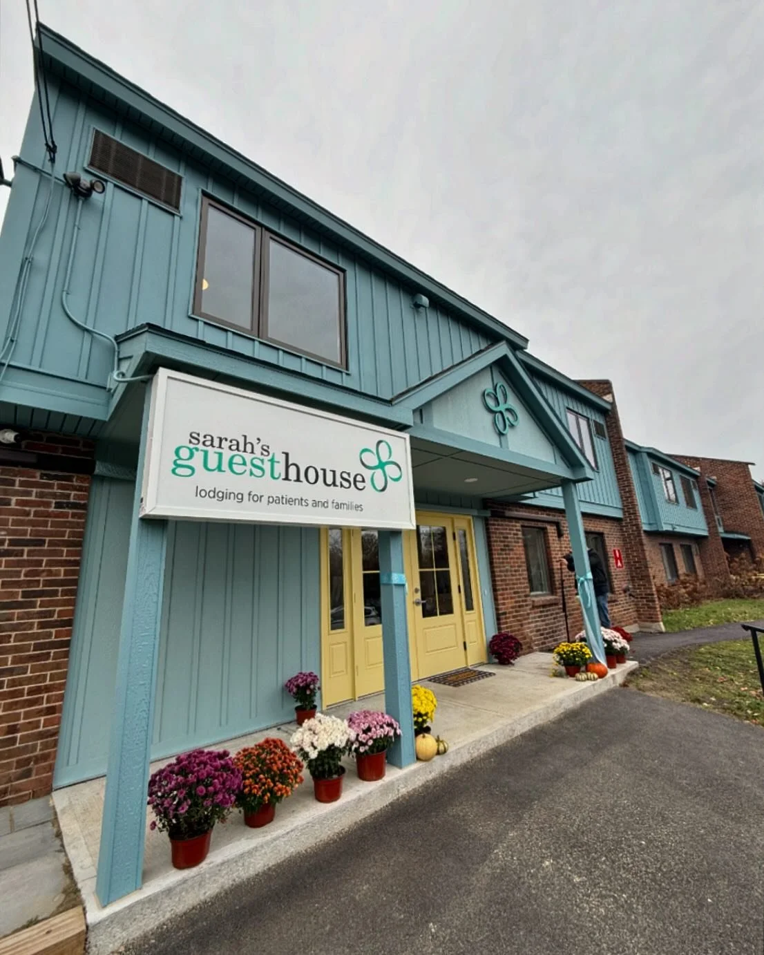We are so happy for our friends @sarahsguesthouseny and the grand opening of their expansion! 🤩🎉

This amazing organization provides lodging, transportation, meals, and comfort to patients and families of patients receiving medical care in Central 