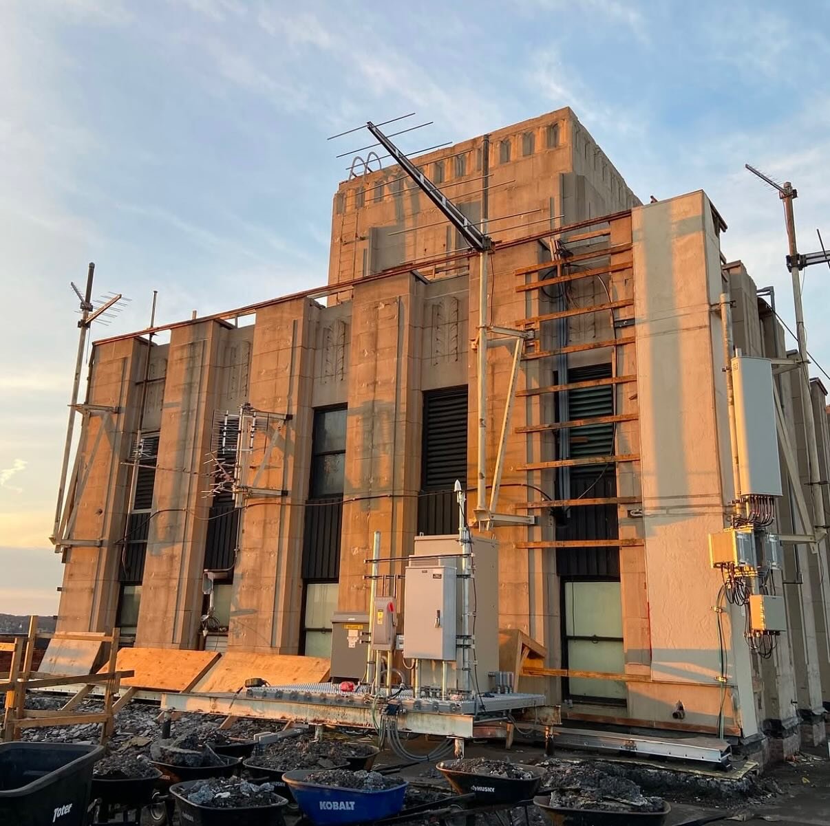 An INtriguing discovery has been revealed 🤩 The crown jewel of The Chimes Building has been covered for years, but is now visible, and will soon be repaired! The original cast stone masonry and all its detail will fit quite nicely in our @downtownsy