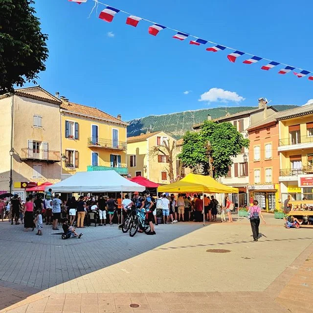 Ever wondered what a small French village gathered together to watch TV would look like?