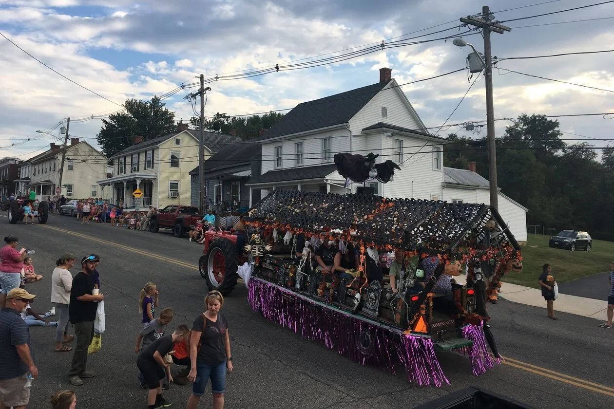 The Steam Engine and Craft Show parade in Smithsburg, Md. Sept. 26, 2017. PHOTO: LIZ FARMER