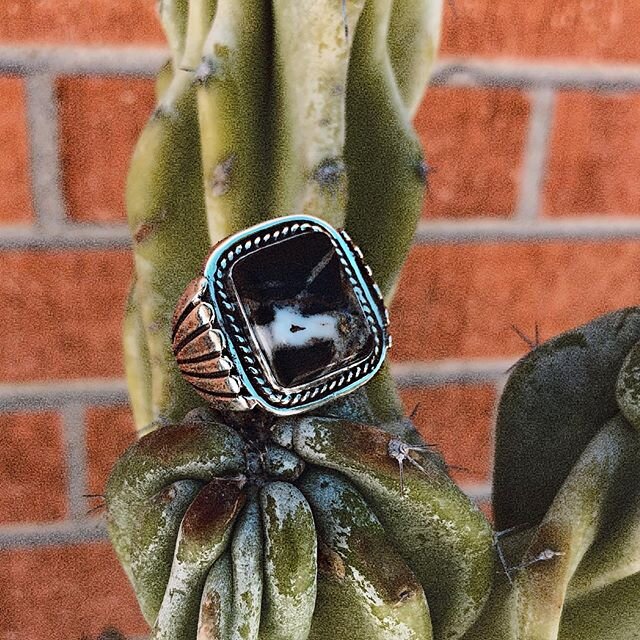 Had the pleasure of making this white buffalo ring for one of my old friends @davidramirez ! If you haven&rsquo;t heard this man sing, you&rsquo;re missing out. // 🤍🤍🤍
&bull;
&bull;
&bull;
#customjewelry #handmadejewelry #silversmith #turquoisejew