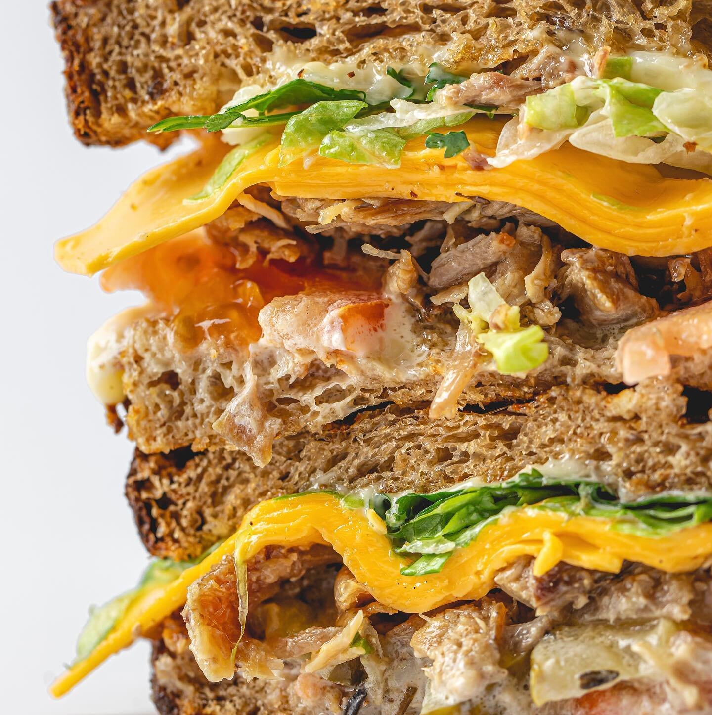 Місце зустрічі змінити не можна, саме тому ми і наш Duck Sandwich вже зачекалися на Вас в @rivermallua.
⠀
Цільнозерновий хліб зі скоринкою, м`ясо качки, салат айсберг і багатооо сиру 🤤. І не кажіть, що смакові рецептори відреагували спокійно.
⠀
Прий