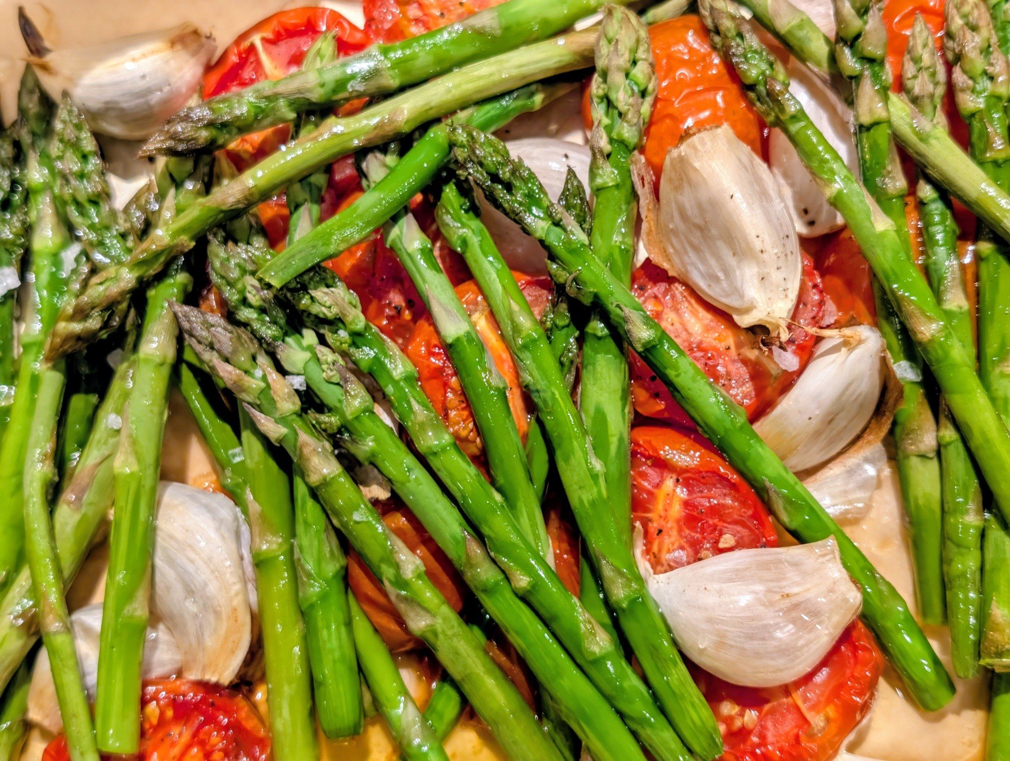 Simple, seasonal, and full of flavour 🌿🍅

This is what spring suppers should look like&hellip;
Slow roasted Isle of Wight tomatoes, drizzled in olive oil and nestled with whole garlic cloves until soft, sweet and full of flavour. Finished with a ha