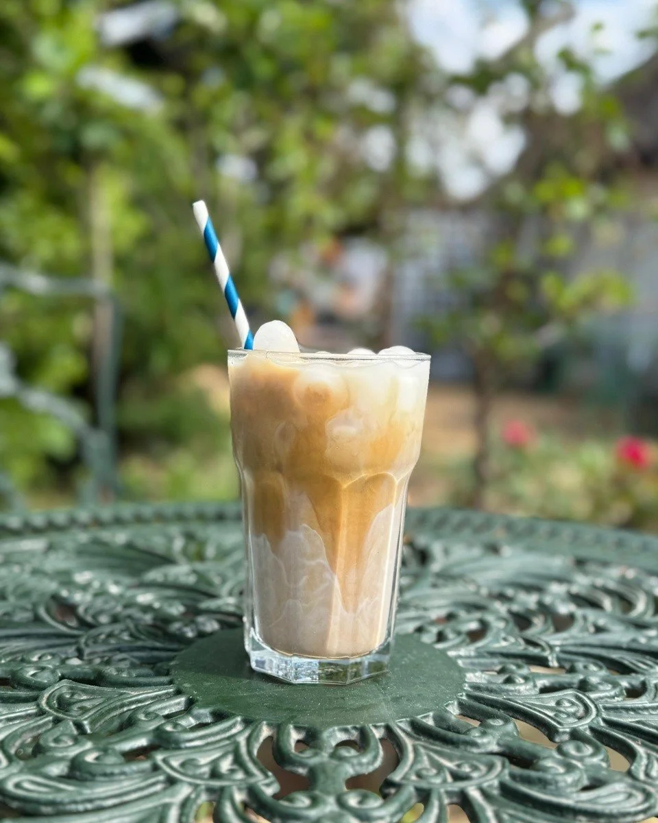 Sunshine, blue skies and an iced coffee made properly&hellip; Chloe&rsquo;s has you covered ☀️🧊☕

If you&rsquo;re exploring the New Forest, heading out on a countryside walk or just popping into Hockey&rsquo;s Farm Shop in South Gorley, there&rsquo;