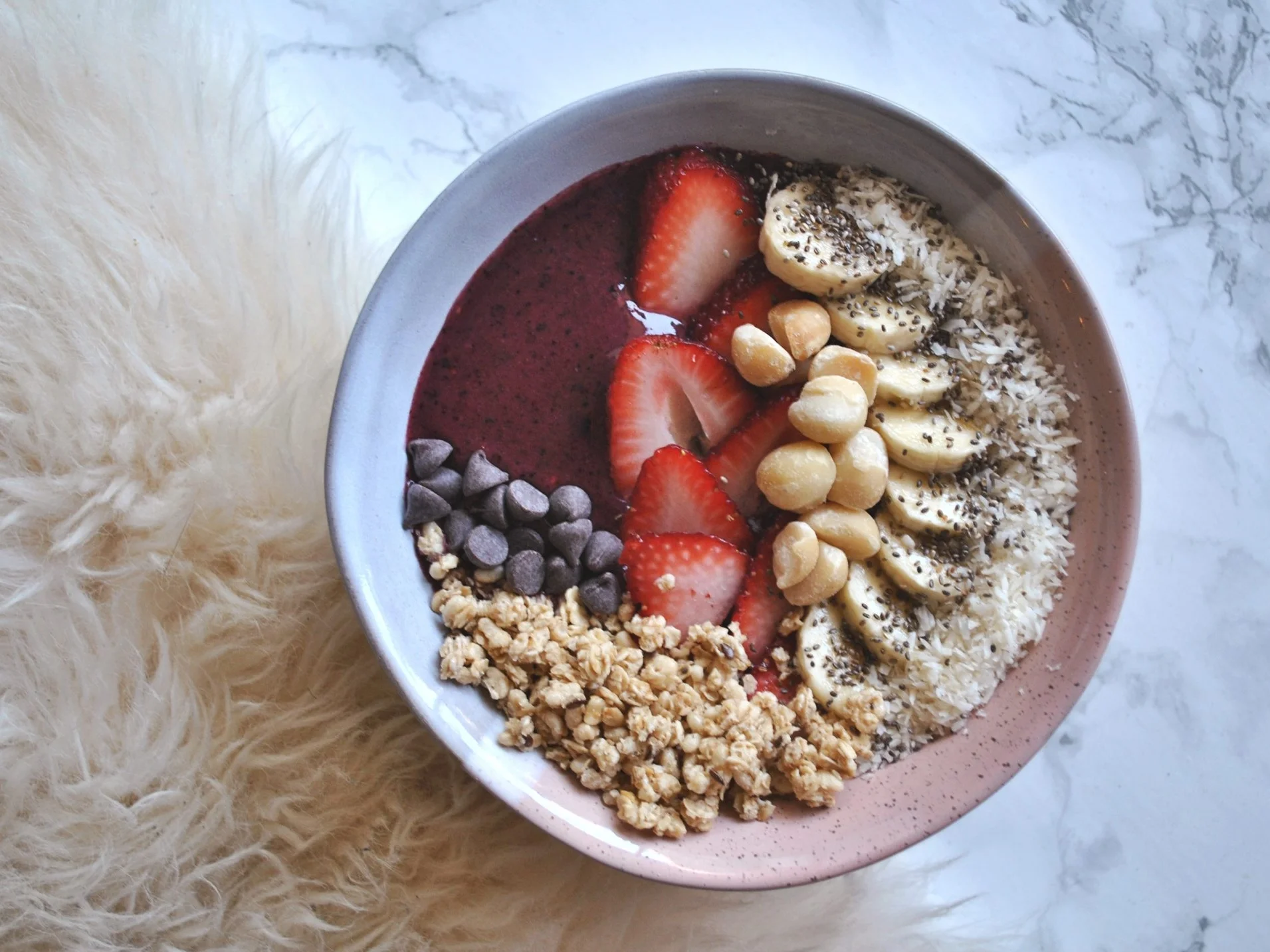The-Hungarian-Brunette-berry-smoothie-bowl-2.jpg