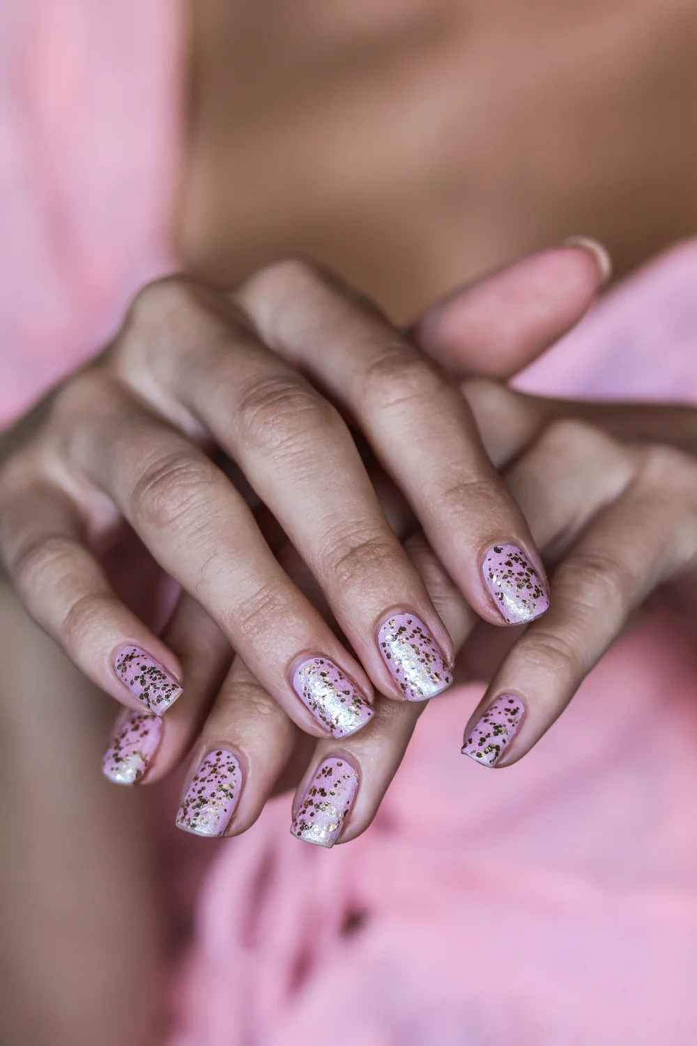 PINK & GOLD GLITTERY NAILS (DIY Mani With Essie & Urban Outfitters Nail  Polish) — The Hungarian Brunette