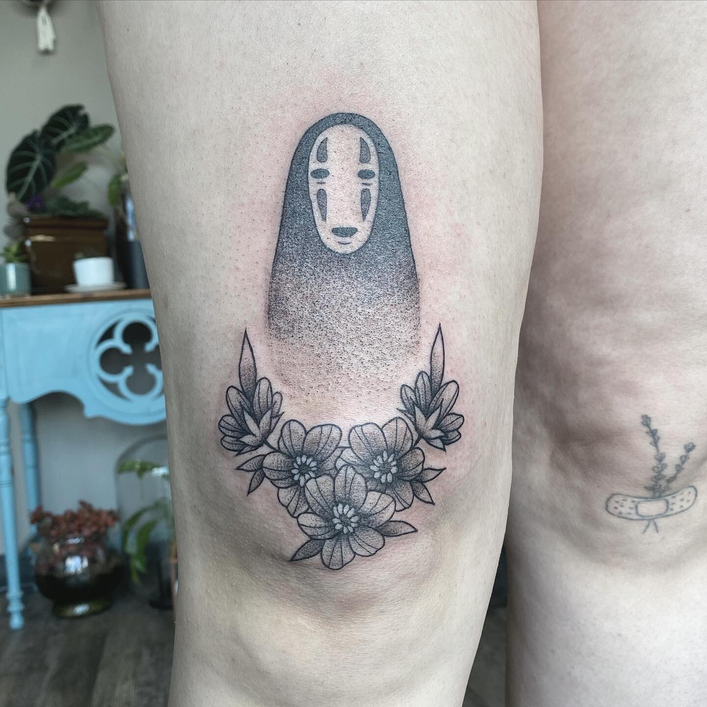 Made this No Face for @jacgoheen today! Thank you so much 💚
.
.
.
.
.
.
#noface #nofacetattoo #spiritedaway #spiritedawaytattoo #studioghibli #studioghiblitattoo #ghiblitattoo #floral #floraltattoo #threekeystattoo