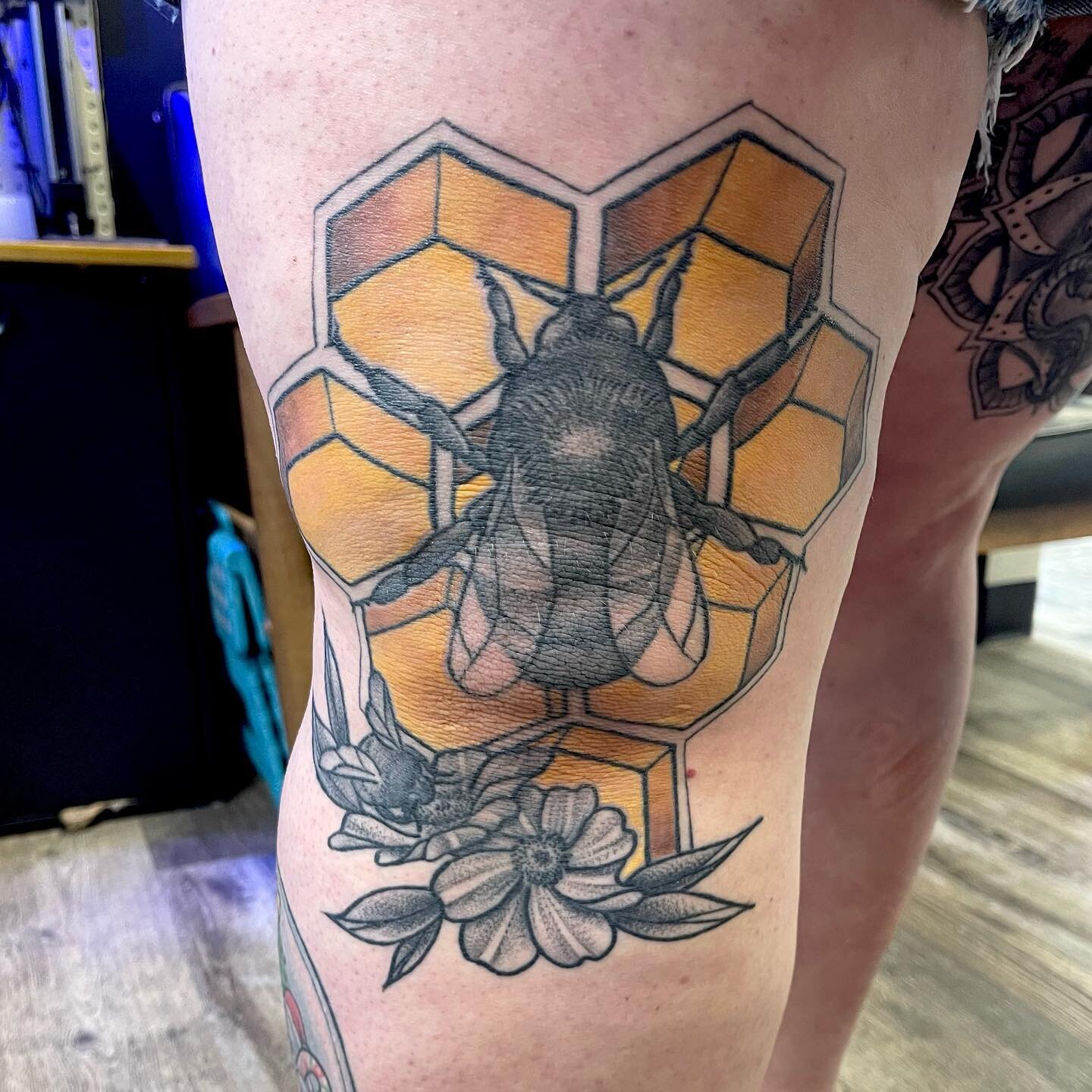 Well, aren&rsquo;t you just the bees knees @katelin_s! 

Got a healed shot of this tattoo I did a few months ago!  Thank you Katelin for your trust! 

Books open! 
email info@threekeystattoo.com