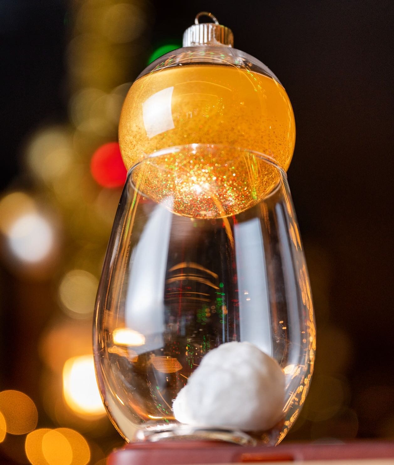 We challenge you to a snowball fight&hellip;this one&rsquo;s with vodka, aperitif wine, gin, rosemary, sweet snowball, and shiny stuff ☃️
📸 @porkbellystudio 

#deckthehallsbar #tistheseason #holidaycocktails #drinksf #deckthehalls #snowball #ornamen