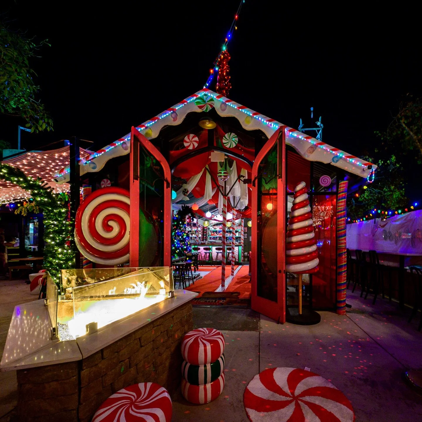 Decked. The Halls. 🎄🎅🥃

#herecomessantaclaus #holidaybars #deckthehalls