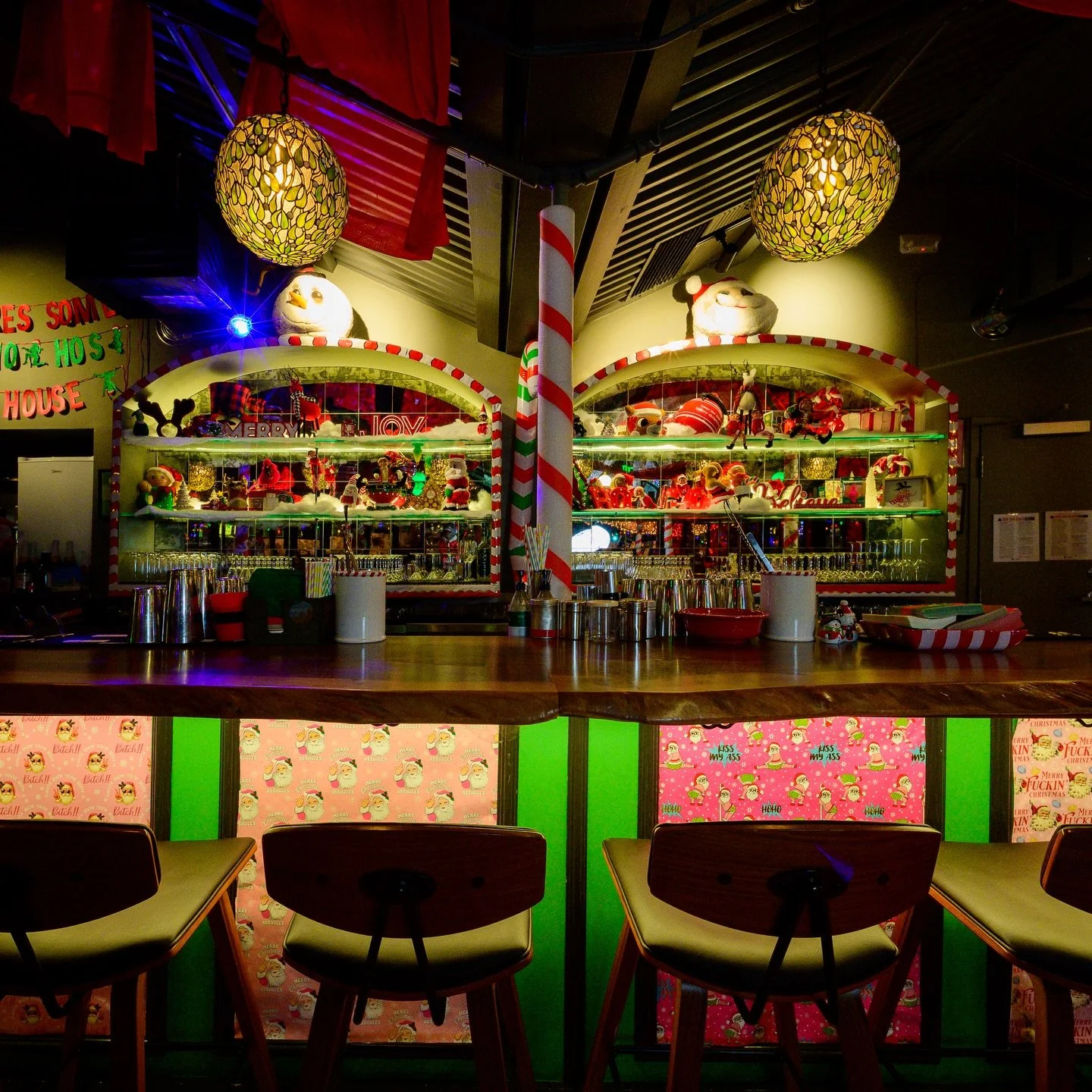 Only a few days left to grab a seat at this bar and deck the halls with us!
#merrymerry #deckthehallsbar #holiday