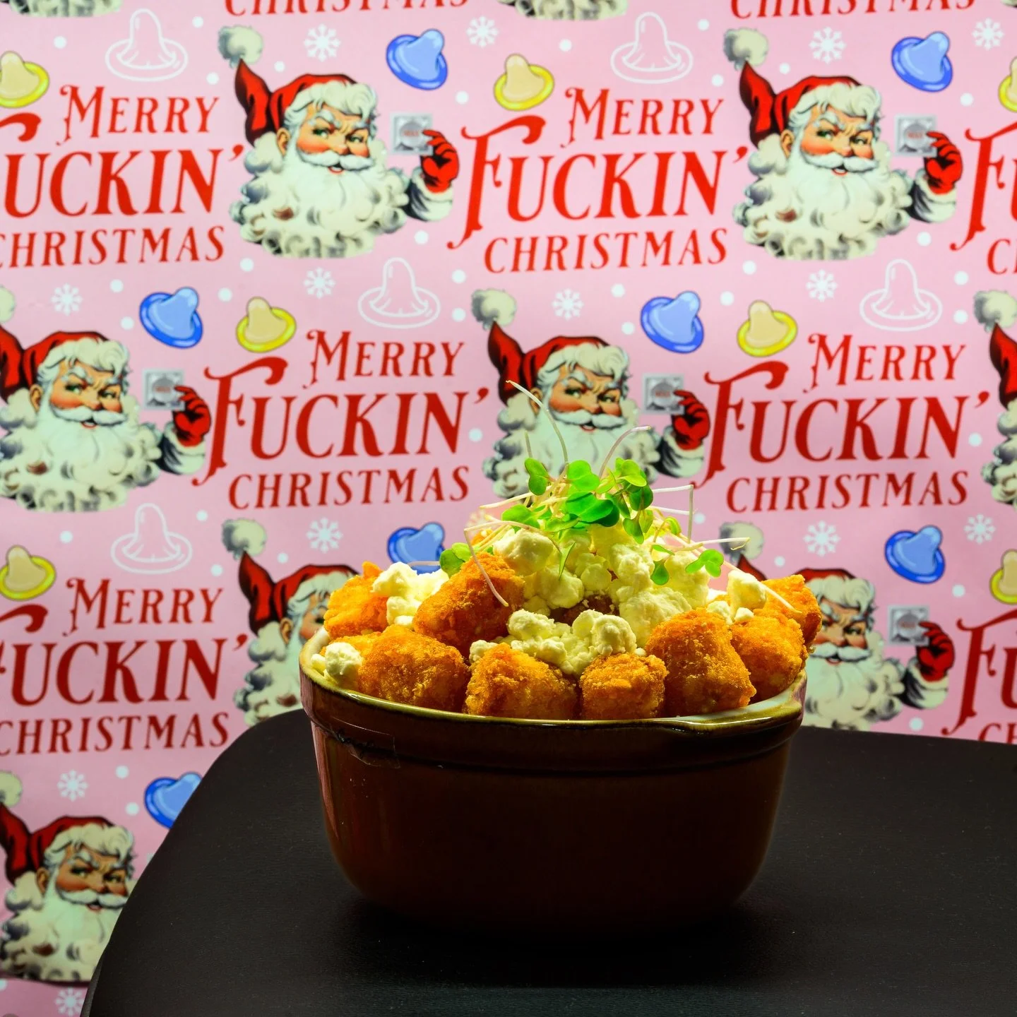 Come for the tots. Stay for the cocktails.
Avoid cooking for your family just a little longer. Only a few days left to deck the halls. 🎄

#deckthehallsbar #holidaybars #drinksf #homefortheholidays 📷 @porkbellystudio