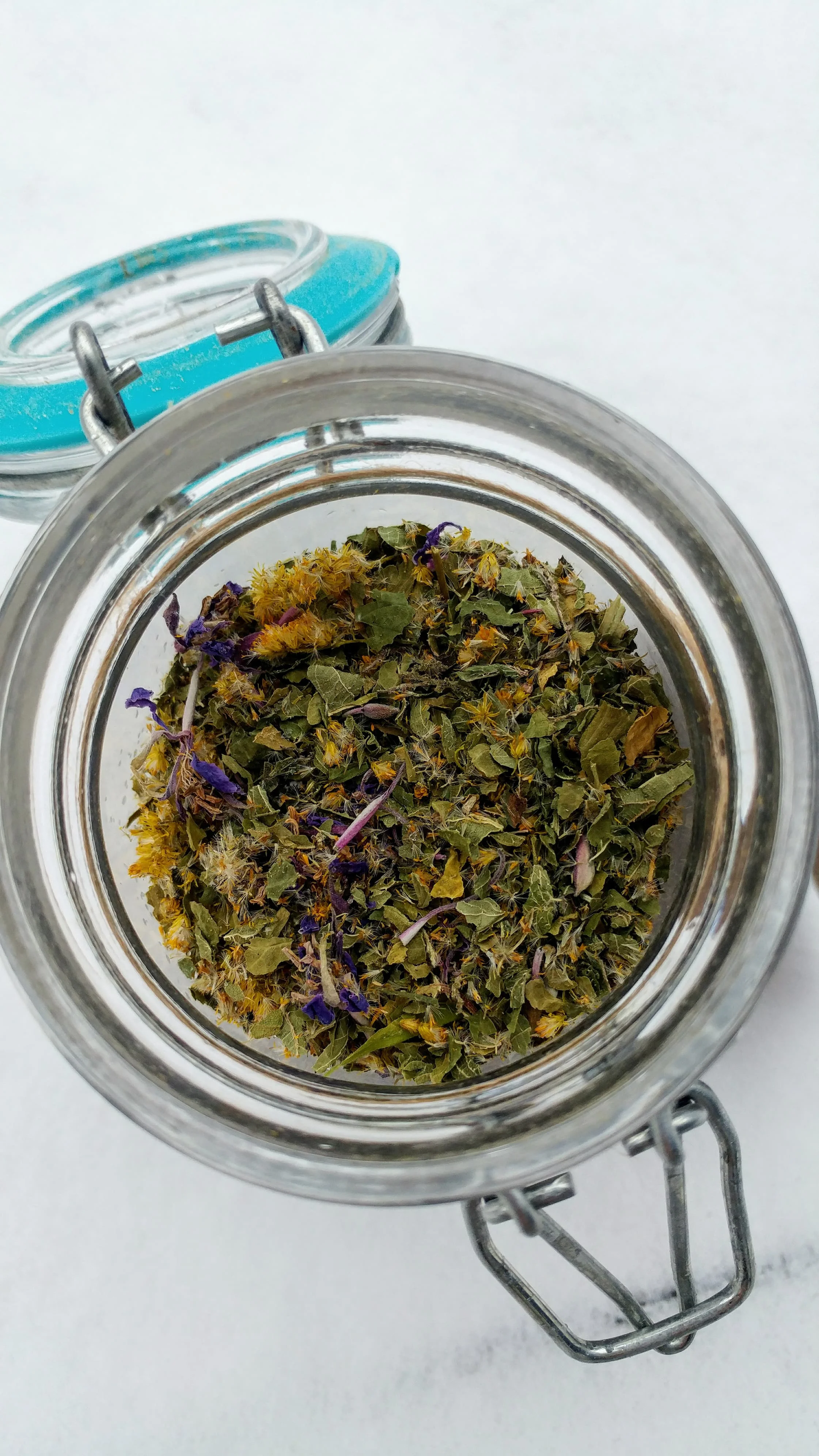 Infusion mystère, guerison du coeur et de l’âme. 1 cuillère à thé infusée dans 1 tasse d’eau, à prendre 2 fois par jour.
