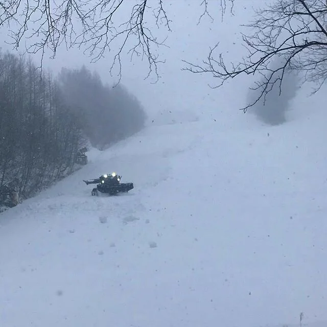 当館前のゲレンデオープンに向けて圧雪頑張ってくれてます。
今日は一日雪❄️の予報です♪
@norikurakogen #雪やこんこん