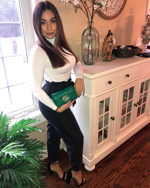 Thanksgiving day feels💚
&bull;
&bull;
&bull;

#Fall #November #Outfit #OutfitIdeas #OOTD #Outfitoftheday #Black #Denim #BlackHills #SteveMadden #Boohoo #FashionNova #NovaBabe #Fashion #FashionInfluencer #RielleFashion #NightOut #Gucci #guccibag #out