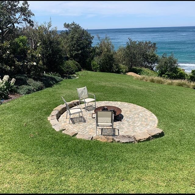 🔥Fire pit with ocean views! .
We laid these cobbles in a circular pattern to match in with their already existing round wok-like fire bowl.
.
#firepit #landscapingwollongong #coastalgarden #illawarralandscaper #rangerlandscapes #landscapedesign