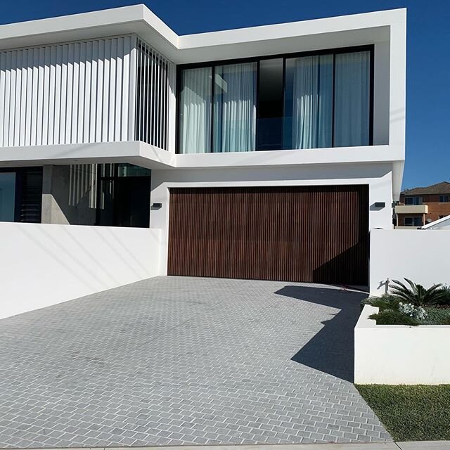 So proud of the boys at &lsquo;Team Ranger&rsquo;, for doing an awesome job on this cobblestone driveway at this beautiful contemporary beach house .
#ecooutdoor #hutchisonbuilders #contemporarylandscape #wollongonglandscaper #illawarralandscaper