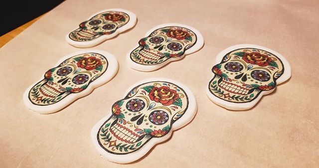 ¡Calaveras listas para la fiesta! .
.
#veganlifestyle #jehrrys #whatveganseat #veganism
#foodpic #vegano #veganfood #veganlife #veganfoodshare #vegans #veganfoodporn #veganeats #vegan #dessert #mexican #tradicion #calavera #dayofthedead #diade
