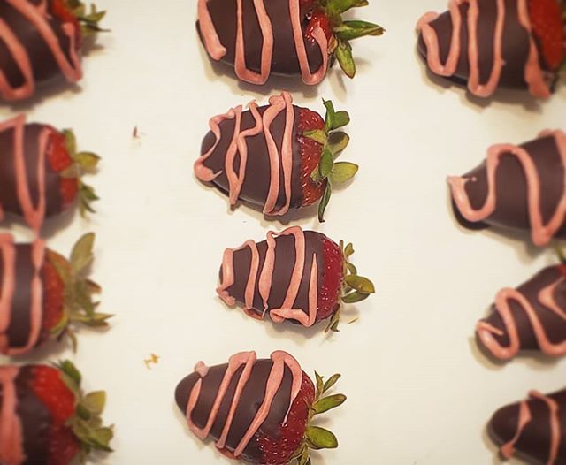 What did the chocolate say to the strawberry?
"I got you covered." Chocolate covered strawberries with white chocolate drizzle. .
.
.
.
.
#strawberry #strawberries #chocolatecoveredstrawberries #vegan #veganchocolate #chocolate #veganwhitec