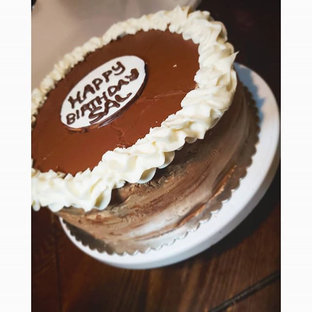 🎂German Chocolate Cake with Chocolate Buttercream frosting inside & marble frosting outside, complete with a white chocolate disk and chocolate lettering.
Thank you, @be.happy.loving.strong it was a pleasure baking for you 🤗