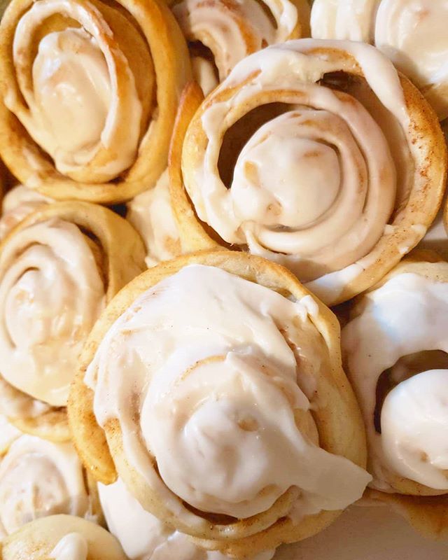 #420 - Glaze it!
Cinnamon rolls with vanilla glaze.
.
.
.
.
#vegan #dessert #delicious #cinnamonrolls #glaze #rollit #buns #instafood #rolls #vegancinnamonrolls #vegansofinstagram #vegansdoitbest #vegansgotitgood #vegansnack #southgate #munchies #gru