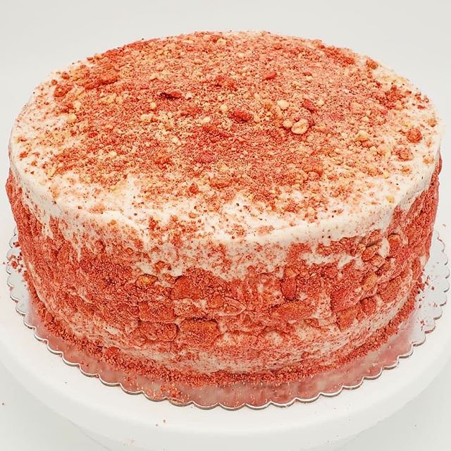 Strawberry Crumble Cake - And that's how the cake crumbles.
.
.
.
.
#vegan #mothersday #strawberrycrumblecake #crumble #cake #homemade #madetoorder #vegansgotitgood #vegansdoitbest #sliceitup #jehrrys #ordernow #buttercream #veganbuttercream #dessert