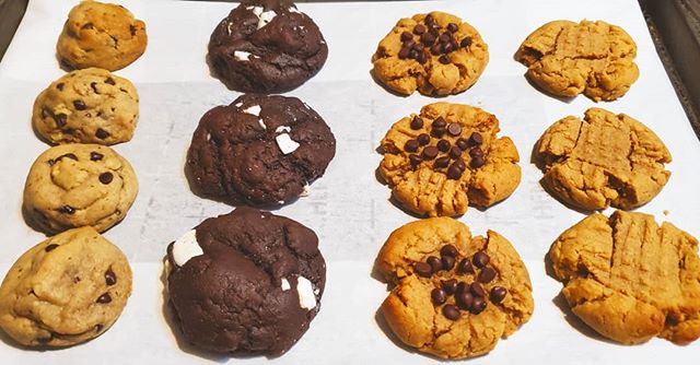 Choose your fighter.
❤Chocolate Chip Walnut Cookie
💛White Chocolate Chip Brownie Cookie
💚🍫Inside Out Peanut Butter Cookie
💜Peanut Butter Cookie
Comment below👇🏽
.
.
.
.
#jehrrys #vegansgotitgood #vegansdoitbest #veganyumyum #vegan #chocolatechip