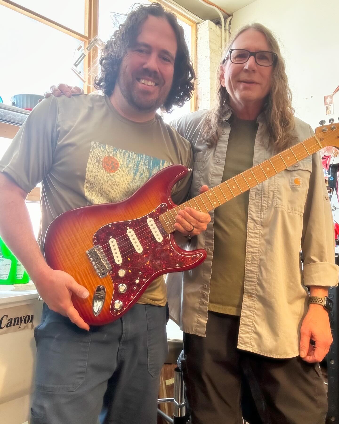 Always good to visit my buddy, @glennguitars at the @oldetownpickinparlor. Glenn helped me come up with the specs for a new neck from @musikraftusa. The build quality in the neck turned out great, and Glenn worked his magic on getting the neck instal