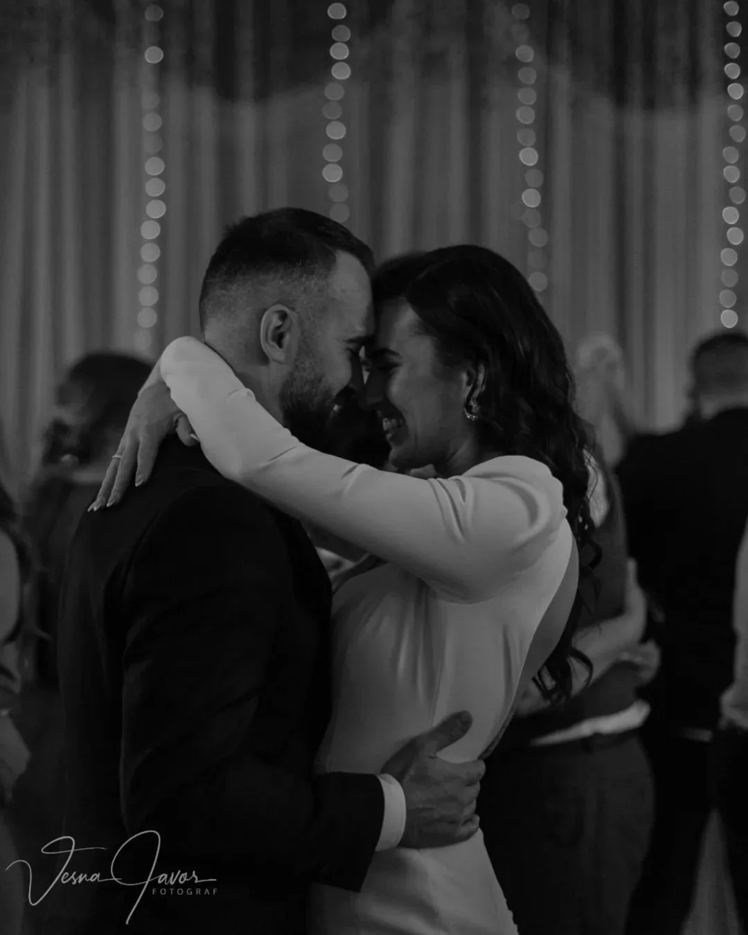 A kad mi dođe&scaron; ti i osmjeh vrati&scaron; mi ✨️
.
.
.
#portr&auml;ttfotograf #br&ouml;llopsfotograf #br&ouml;llopsfoto #br&ouml;llopsfotografering #weddingphotography #weddingportrait #couplephotography #couplephotoshoot #j&ouml;nk&ouml;ping
