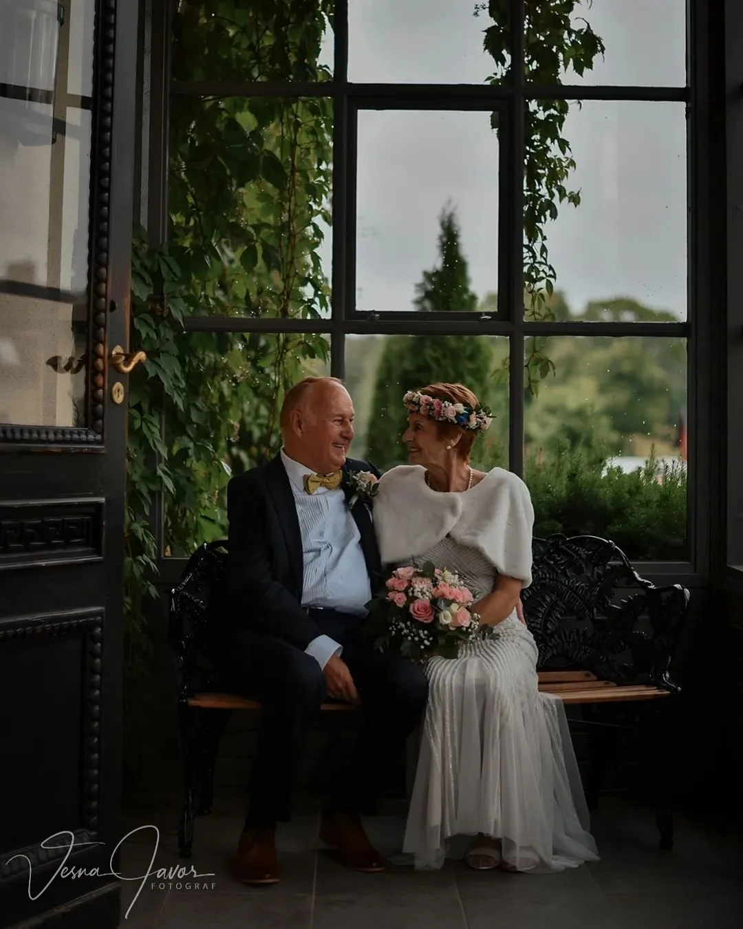 At last my love has come along 🥰✨️ Hur fina? Jag f&auml;llde m&aring;nga t&aring;rar under dagens fotografering! 🥺
.
.
.
#j&ouml;nk&ouml;ping #portr&auml;ttfotograf #portrait #couplephotoshoot #couplephotography #weddingportrait #weddingphotography