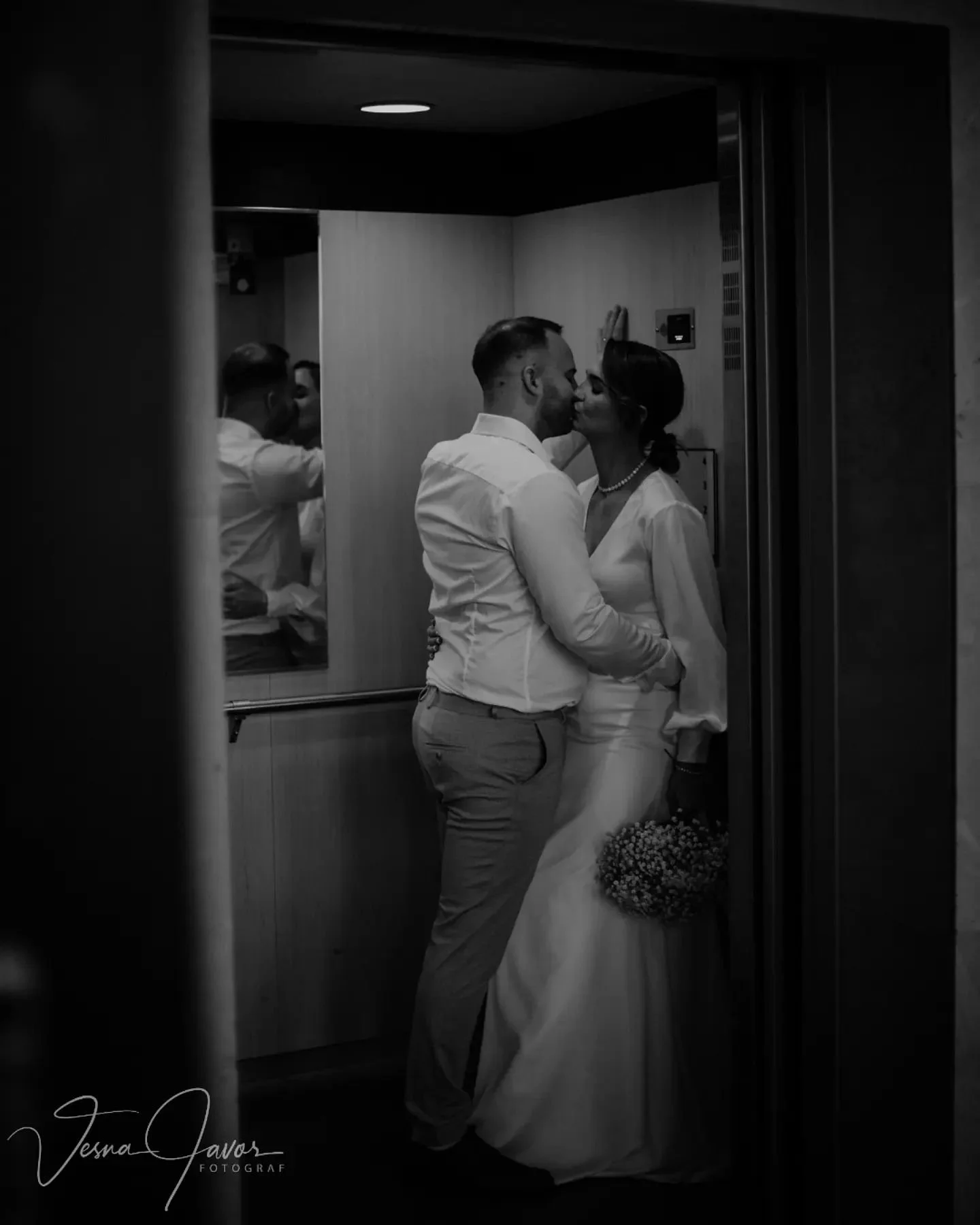 N&aring;gra bilder fr&aring;n g&aring;rdagens br&ouml;llop. &Auml;lskar dessa hissbilder! 🔥✨
.
.
.
@spirajkpg #spirajkpg #elevatorphotoshoot #weddingphotography #jkpg #j&ouml;nk&ouml;ping #jkpgcity #br&ouml;llopsfotograf #br&ouml;llopsfotografering 