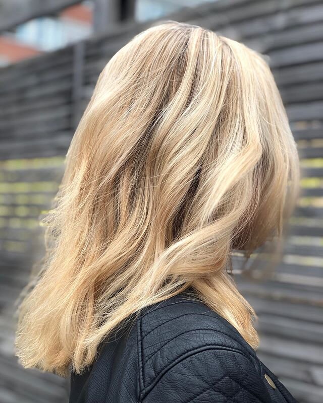 Transformation Thursday🤩 
Av @elisabeth_tonsberg 
_______________________
#wellanordic #mywellacolor #houseofhairtonsberg #elisabethit&oslash;nsberg #blonde #natural #beforeandafter #beachhair #fris&oslash;rt&oslash;nsberg