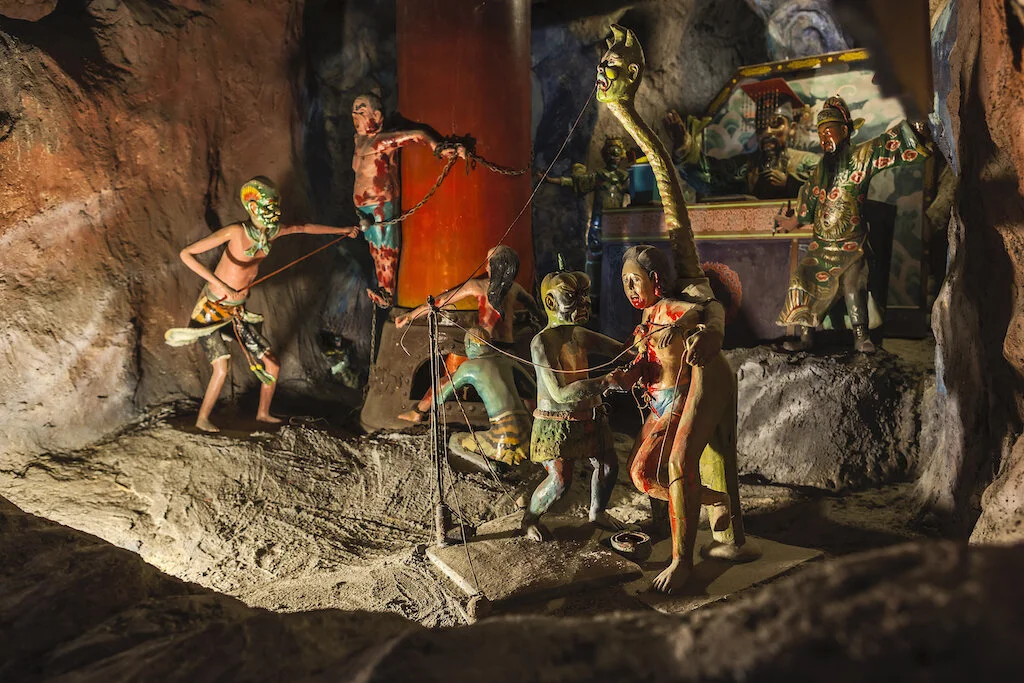 Visit the Haw Par Villa with the Singapore tour bus!