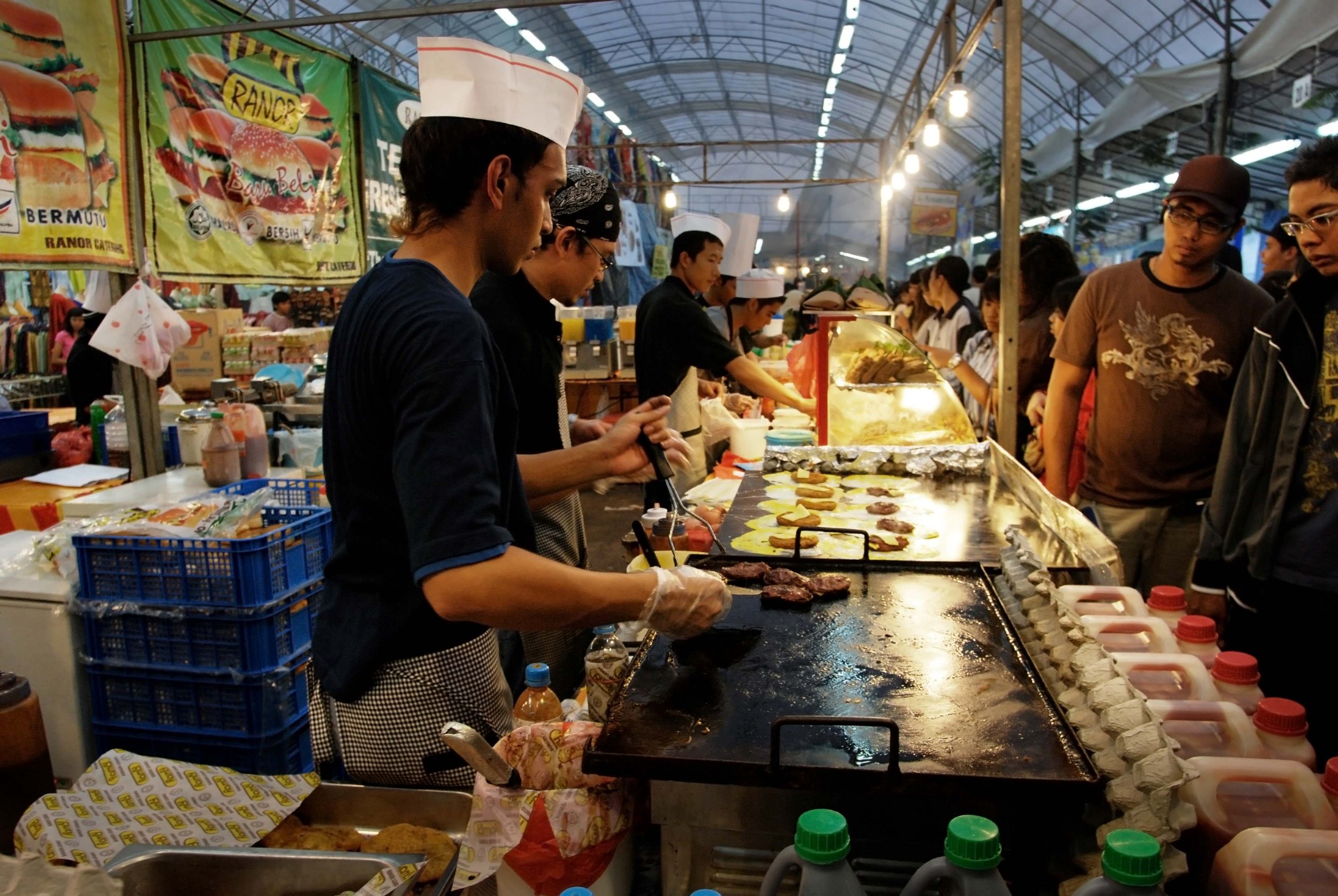 Hari+Raya=Singapore+tours+Stalls selling food items.jpg