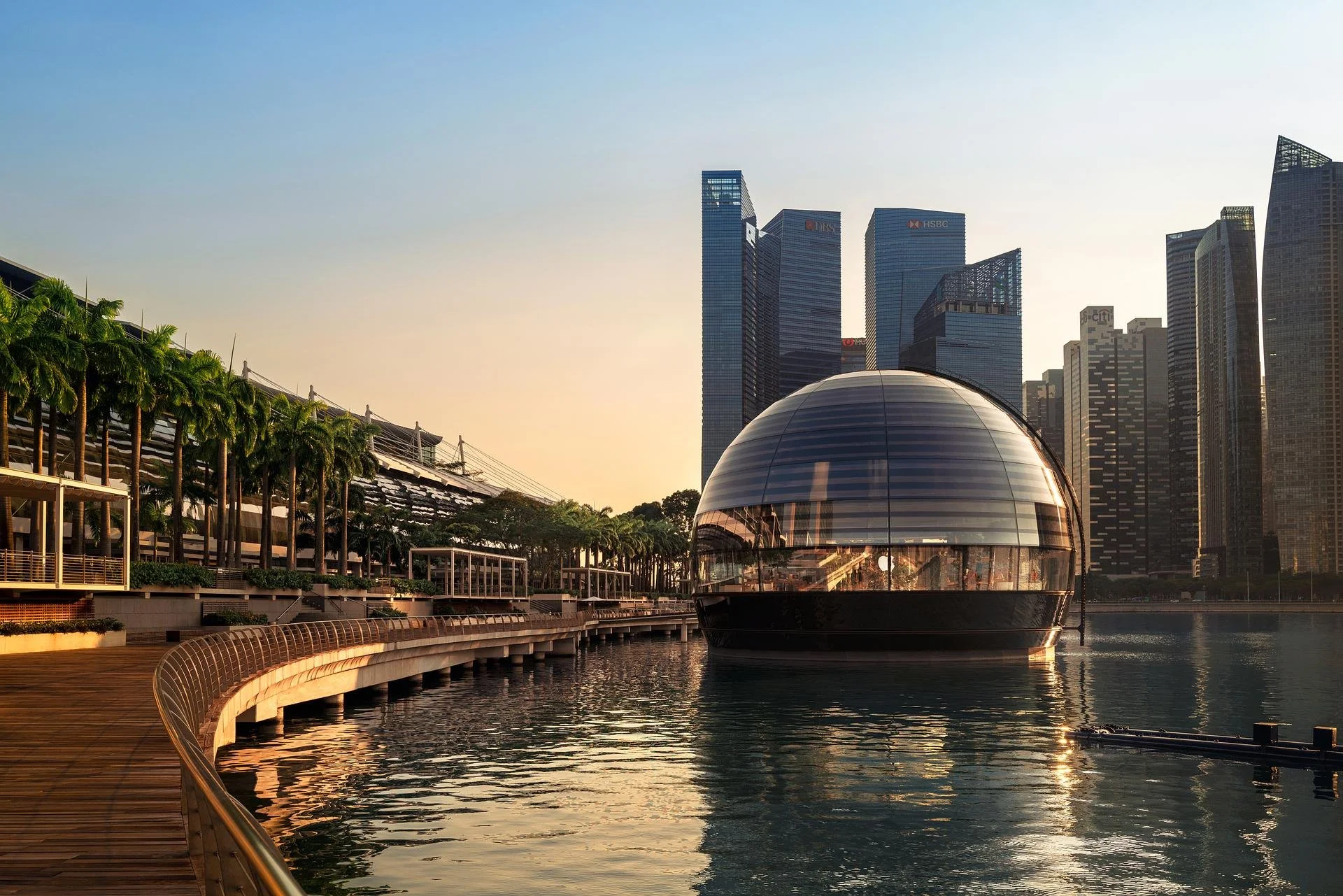 the apple shop at Marina BAy sands and the walkway with HSBC in the background