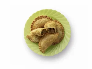 curry puff on a green plate