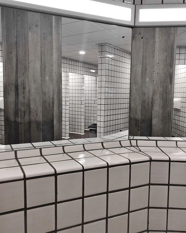 I always love the brutalist toilets at the @southbankcentre in the Queen Elizabeth Hall - all the sharp angles and straight lines 👌🏻
&bull;
&bull;
&bull;
&bull;
&bull;
&bull;
&bull;
#design #setdesign #interiordesign #architecture #retaildesign #ar