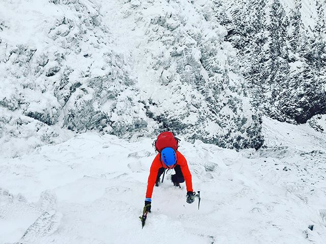 Wild Med instructor and Kerry Mountain rescue climber Colm Burke has been making the most of the epic conditions in the Kerry Alps over the weekend! .  #iceclimbing #winterclimbing #wintermountaineering #climbingkerry #kerry #extrememedicine #wildern
