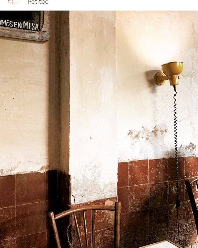 Raw, simple + very lovely caf&egrave; interior. My kind of heaven really. &bull;
&bull;
&bull;
#simple #raw #authentic #eco #mystyle #love #beautiful #simpleinterior #simplicity #natural #terracotta #naturaldecor #terracottatiles #plasterwalls #barce