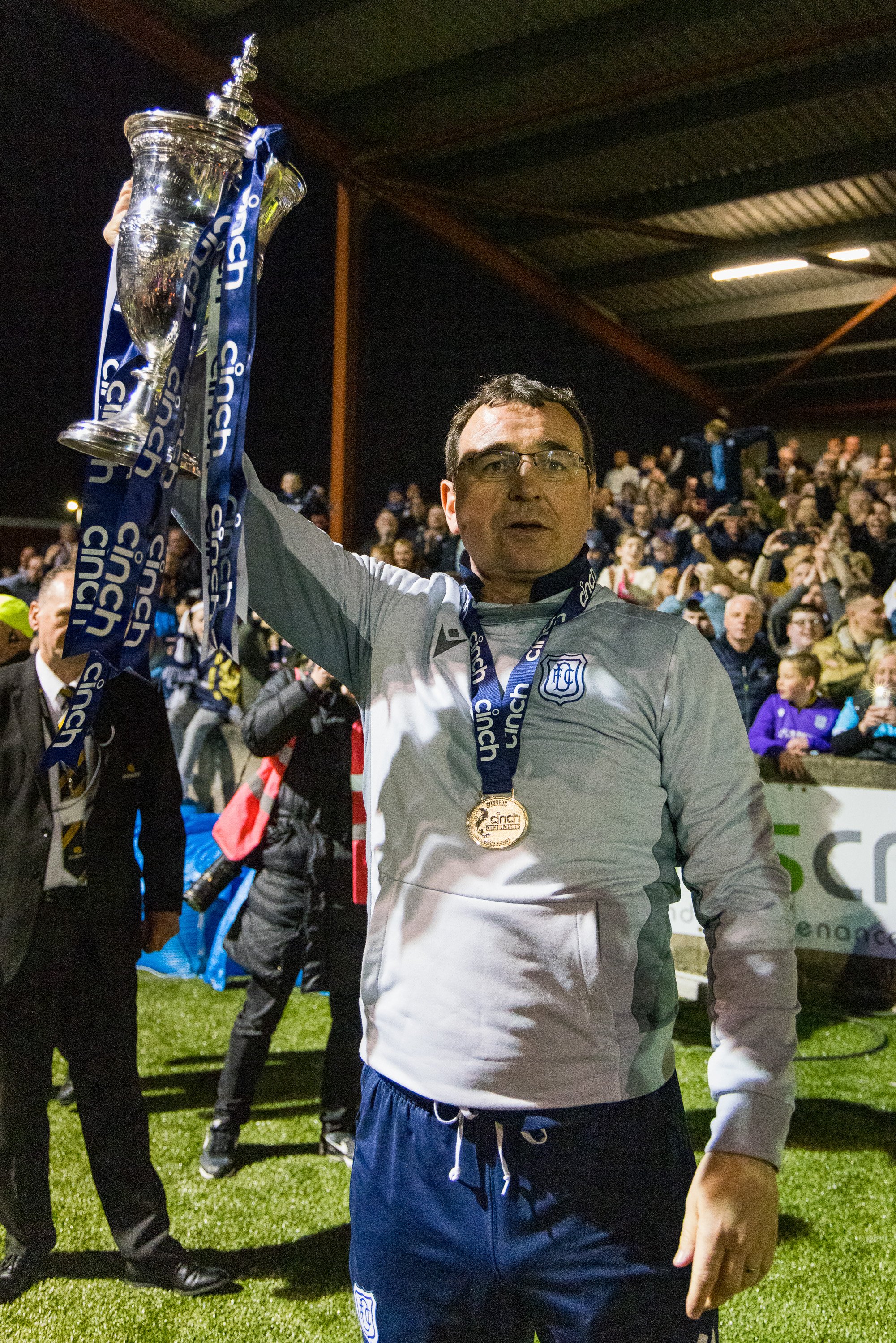  Dundee manager Gary Bowyer with the championship trophy 2023 
