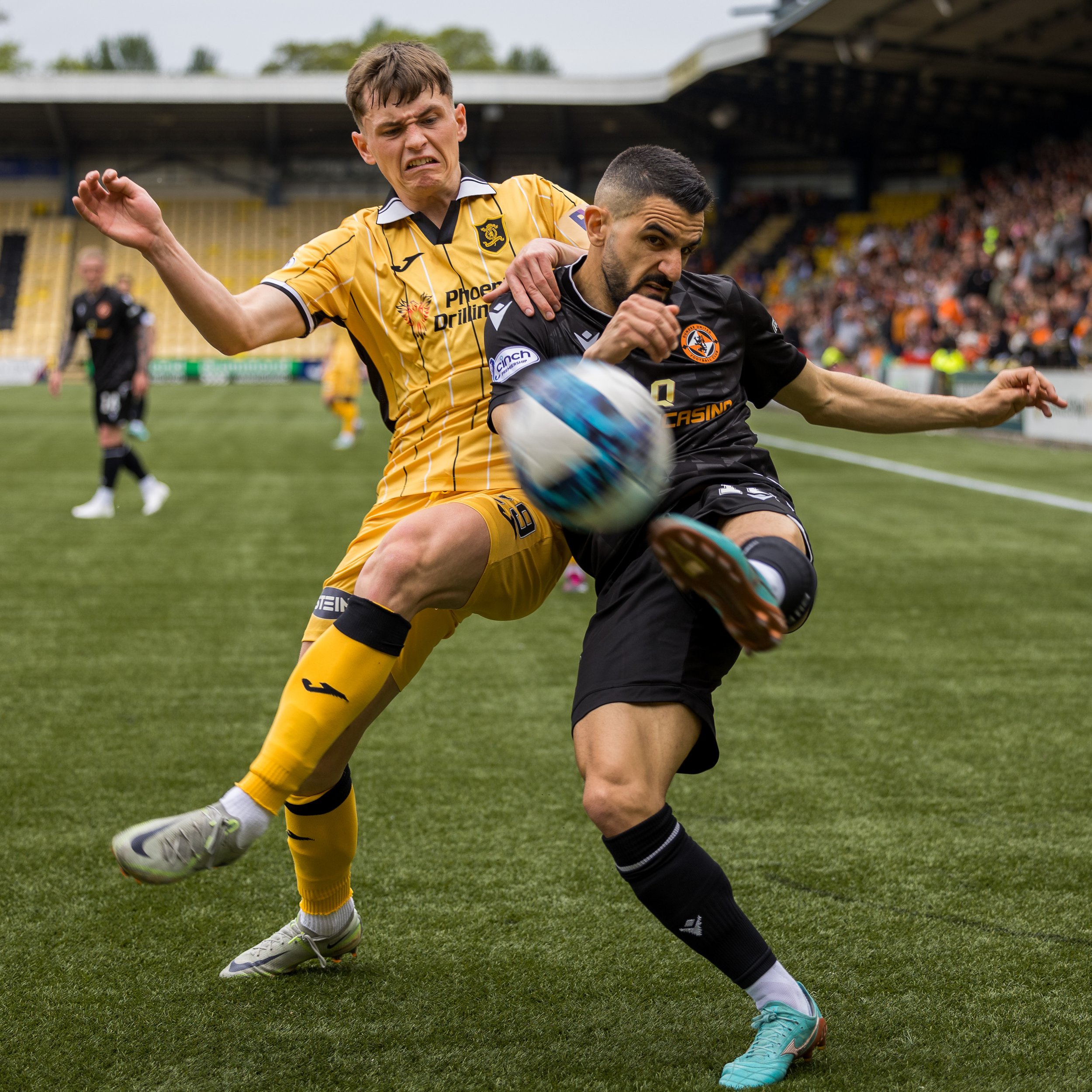  Aziz Behich crosses the ball for Dundee United Vs Livingston 