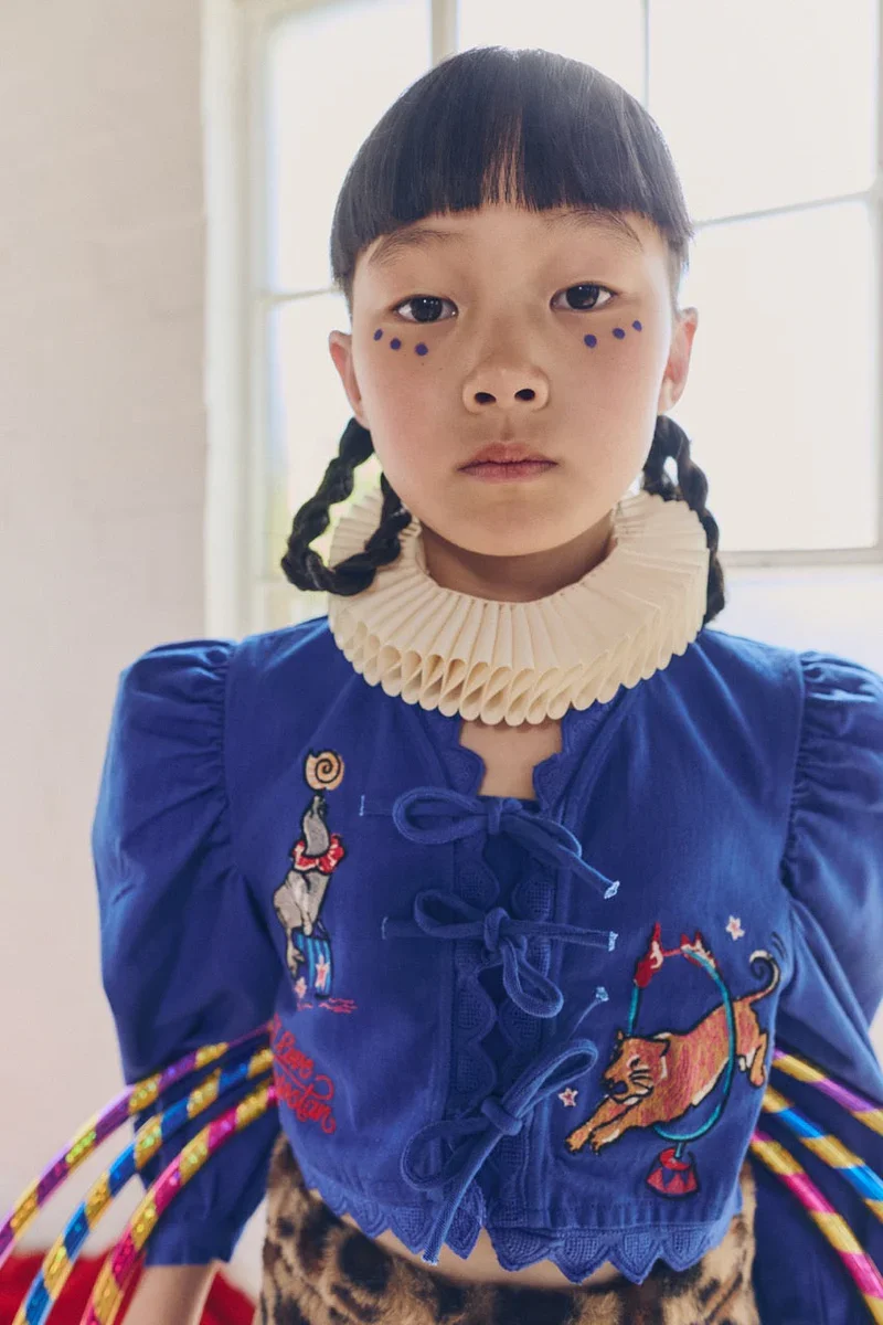 MaisonMangostan_AW25_Shot_2_0137_en_tamano_grande_6188372f-030f-4a6b-bb6e-321185732d30.webp