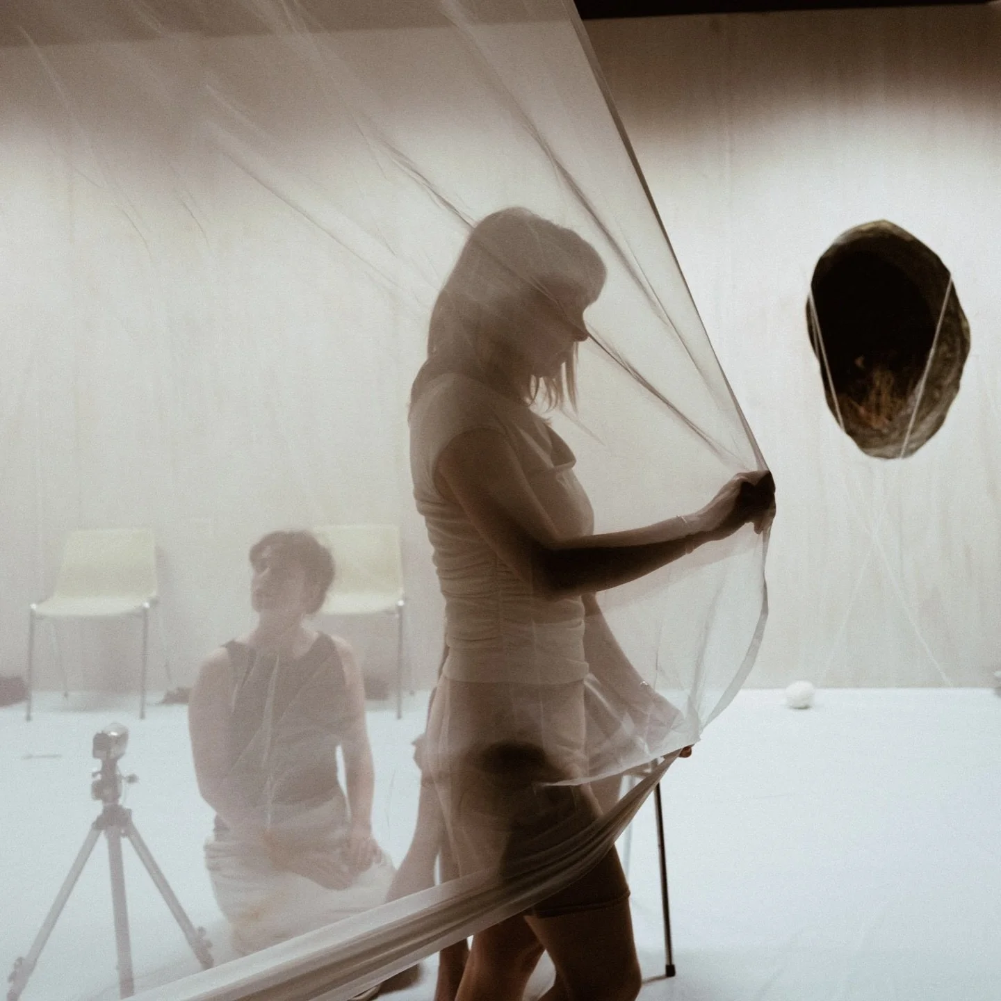 &laquo; Nous devons nous tenir droite, sans masque devant l&rsquo;horreur du crime, Et se tenir droite pour moi, c&rsquo;est &ecirc;tre, ici, sur un plateau de th&eacute;&acirc;tre. &raquo;

Ca faisait tr&egrave;s (trop) longtemps que je n&rsquo;avai