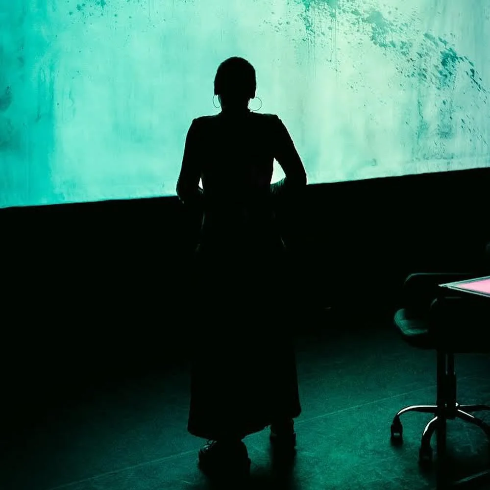 Apr&egrave;s @lerideau.brussels , &laquo;&nbsp;Chim&egrave;res&nbsp;&raquo; continuera sa travers&eacute;e pour s&rsquo;arr&ecirc;ter au @theatredenamur 

Y a des moments dans l&rsquo;histoire o&ugrave; les mort.e.s sont priv&eacute;.e.s de rituels
Y