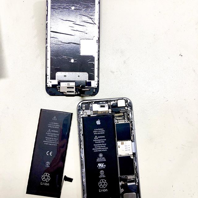 Akkutausch beim iPhone 6s. 
Ist dein Akku auch schwach? Dann kommt vorbei. Reparatur in nur 1h und f&uuml;r gerade einmal 29 Euro 
#iphone #reparatur #iphonereparatur #heidelberg #heidelbergaltstadt #altstadtheidelberg #unterestrasseheidelberg #iphon