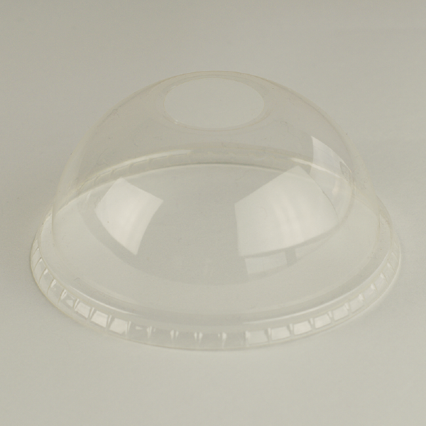 Tapa cúpula transparente de PLA 96mm con ranura para sorbito, encaja en vaso estándar.