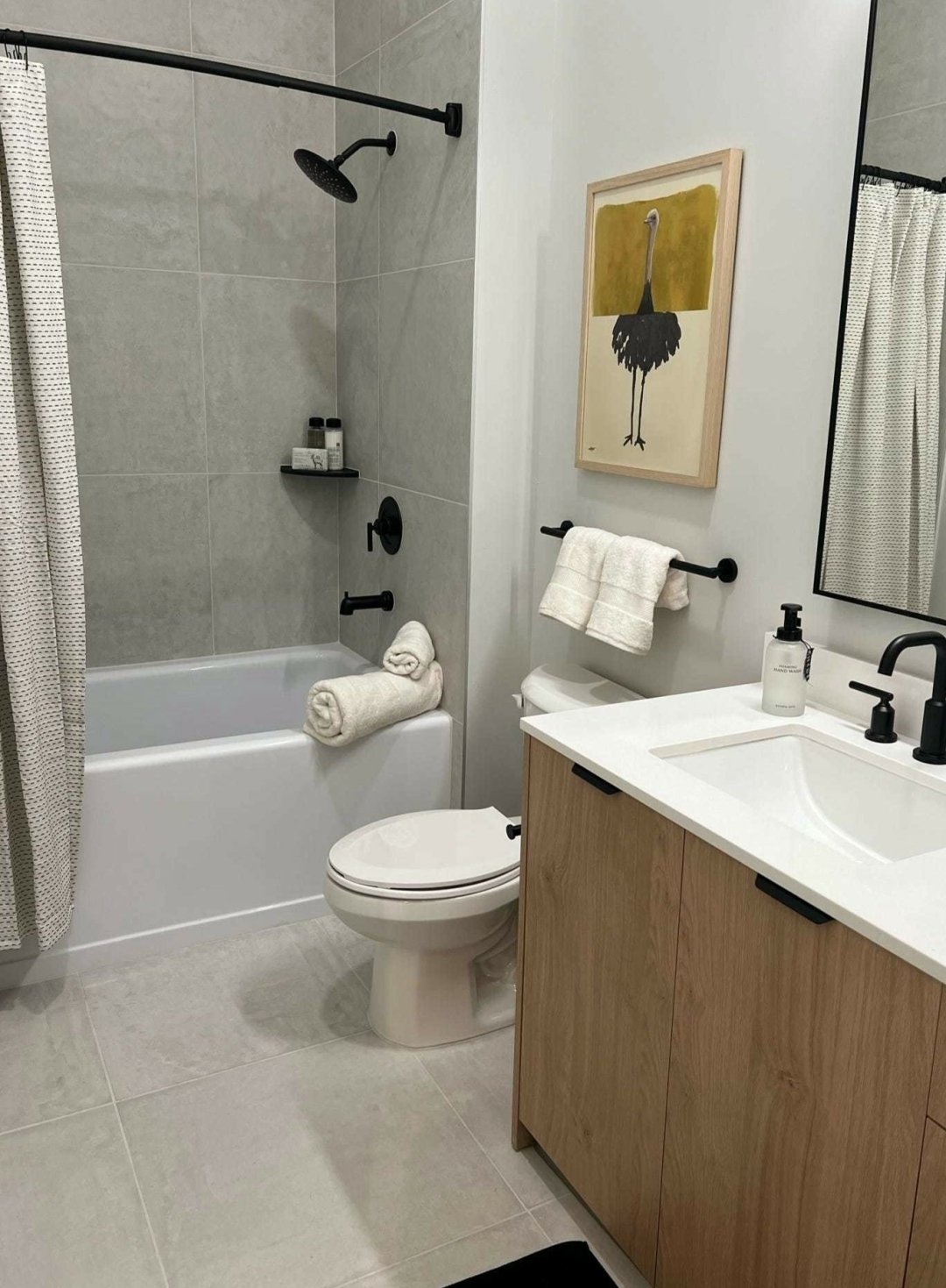 #ThrowbackThursday to the Leksa at City Place model room bathroom. Neutral tones, matte black accents, and timeless design.

#interior #interiordesign #design #interiorstyle #decorating #dailydecordose #decorinspiration #interiordetails #designelemen