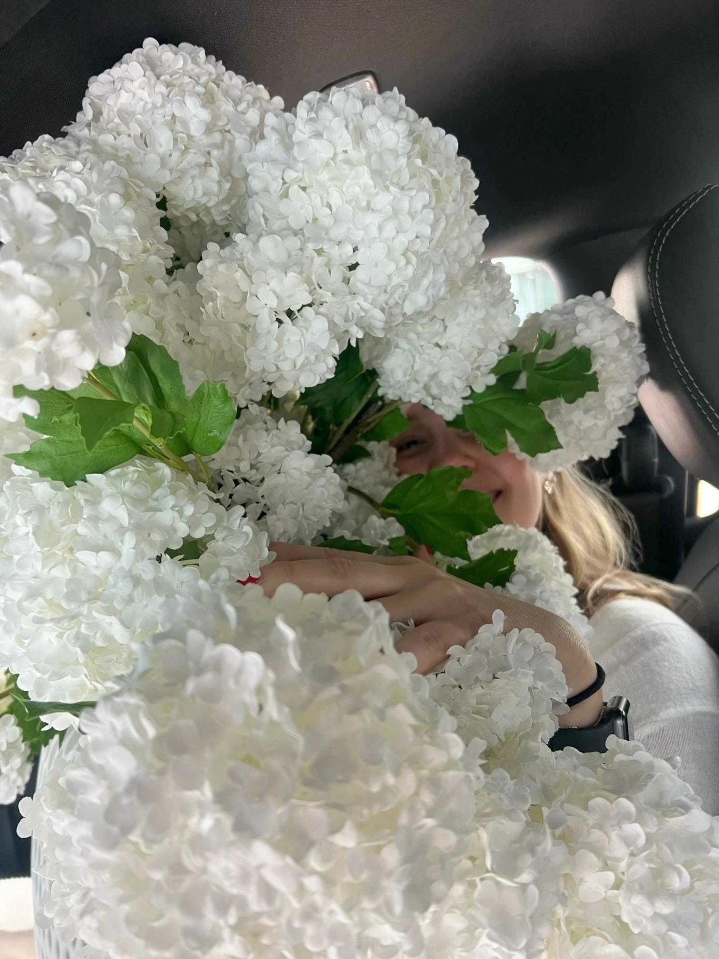 #SaturdaySpotlight On the move and in full bloom! Devon surrounded by cascading florals, in route to a project install. A behind-the-scenes moment that captures the scale and hands-on magic that goes into bringing a vision to life!

#interior #interi
