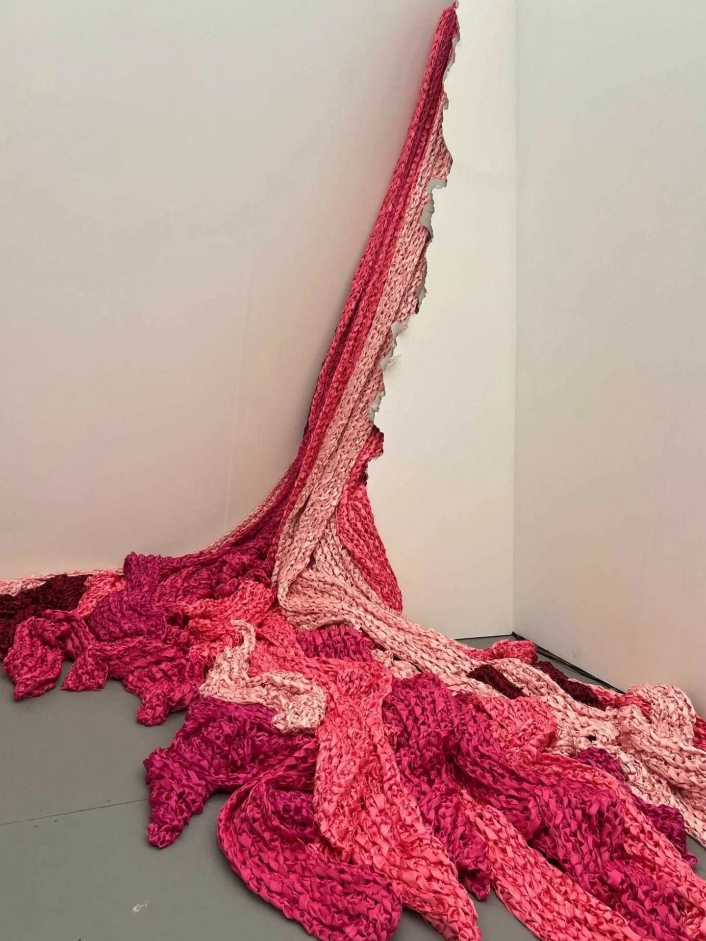 #SundayShowcase Textures that spill, stretch, and reshape the space&mdash;caught in a cascade of color at Art Week Miami 2025.

#interior #interiordesign #design #interiorstyle #decorating #dailydecordose #decorinspiration #interiordetails #designele